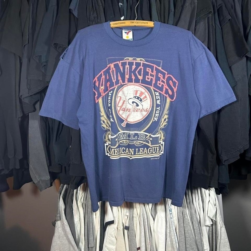 Vintage 90s single stitch Navy blue New York Yankees t-shirt with graphics
